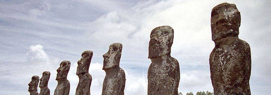 南アメリカのモアイ像