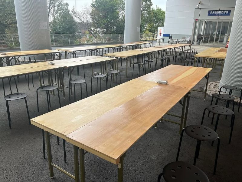 ベニヤテーブル、軽量丸椅子の使用例