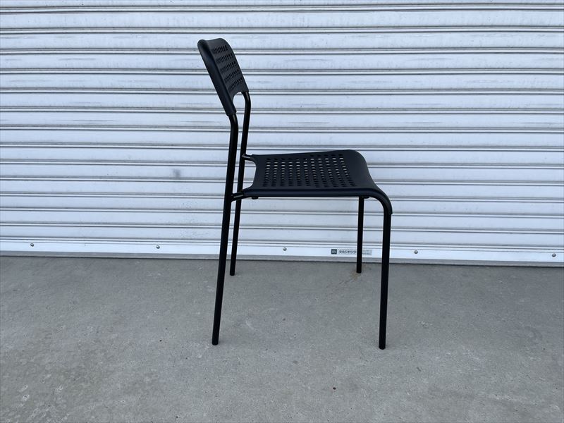 軽量スタッキングチェア 黒 横からの角度