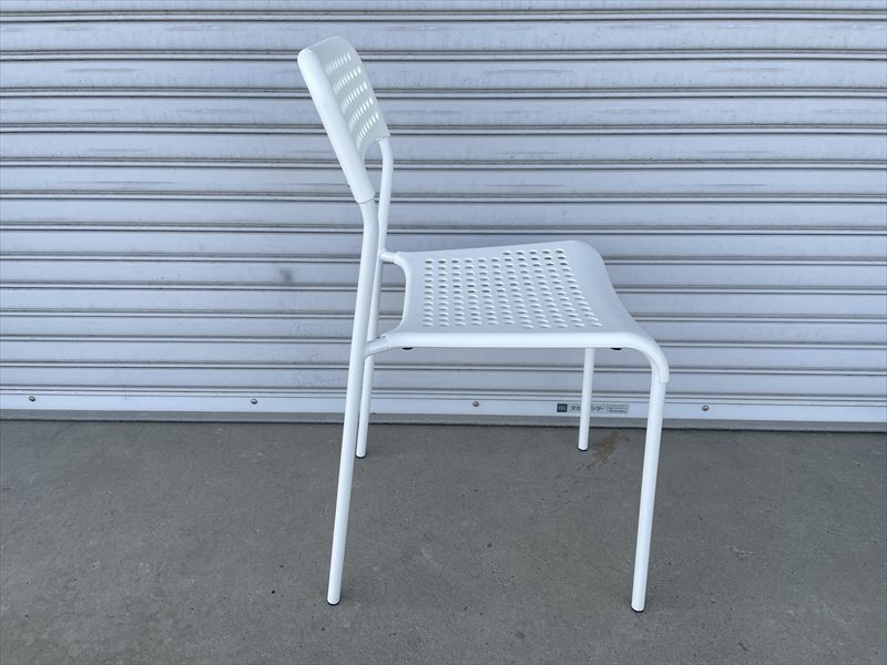 軽量スタッキングチェア 白 横からの角度