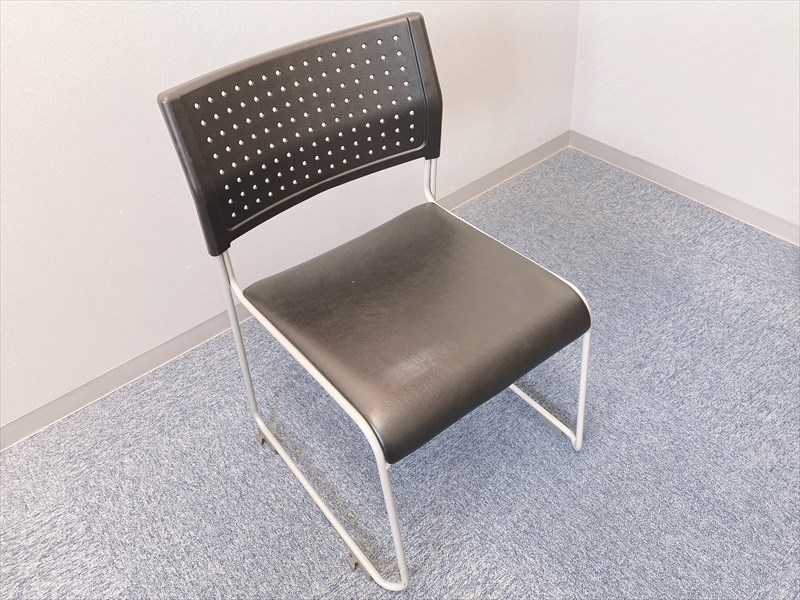 スタッキングチェア 黒 斜め上から