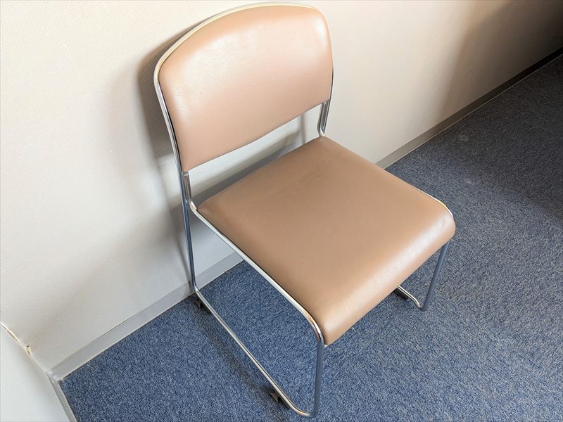 スタッキングチェア 茶 斜め上から