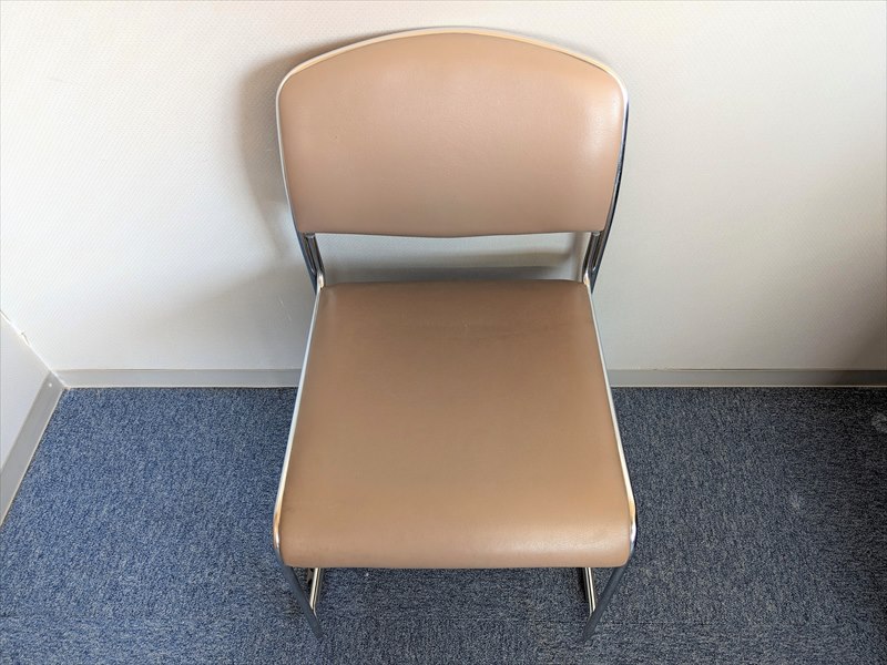 スタッキングチェア 茶 上からの角度