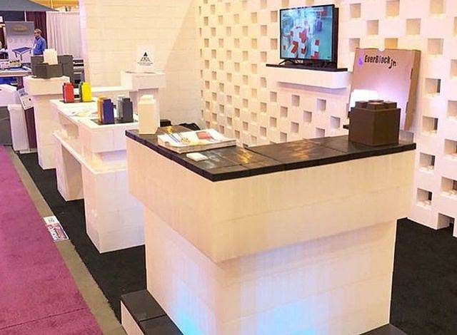 マイ・ブロックを展示棚、カウンターなどに使用