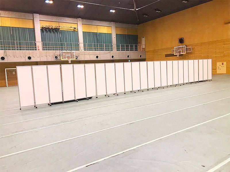 学園祭で三つ折りパーテーションを設営