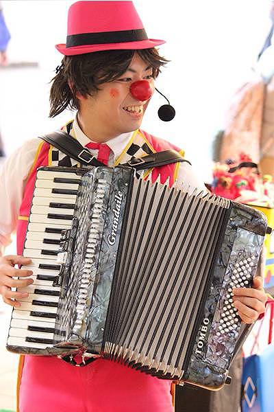 アコーディオンを演奏