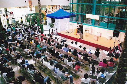 大きな会場でパフォーマンス