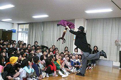 子供たちの前で手品