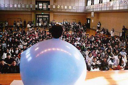 風船から顔を出すMr.チョップリン