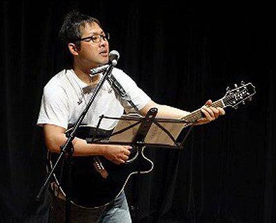 歌っている様子