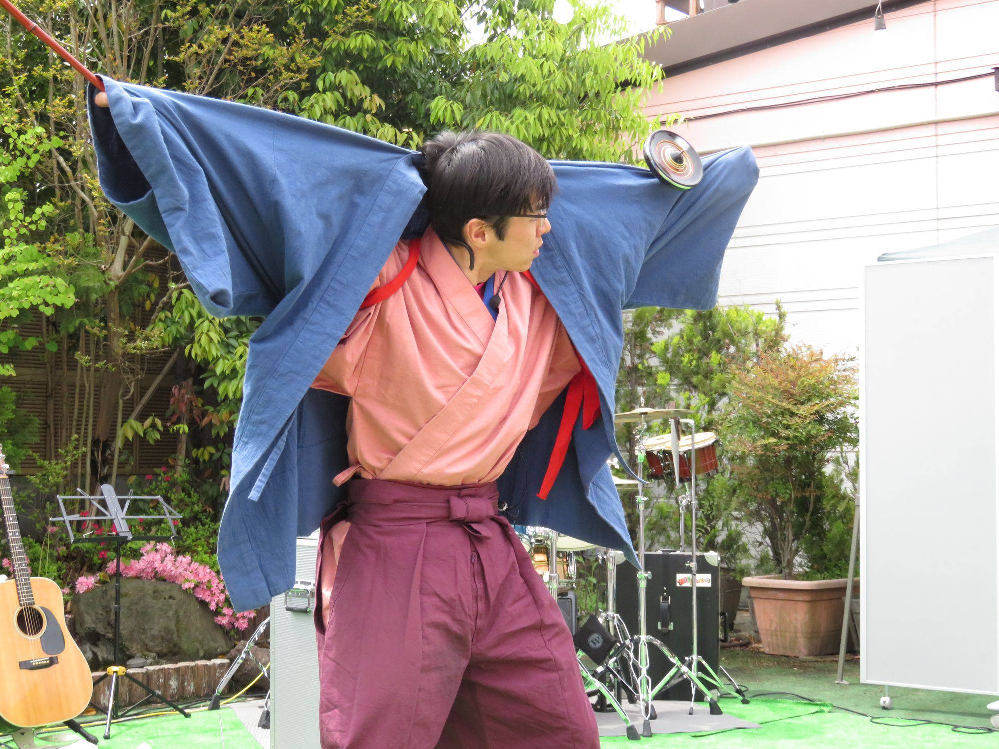 袖の上でコマ回し