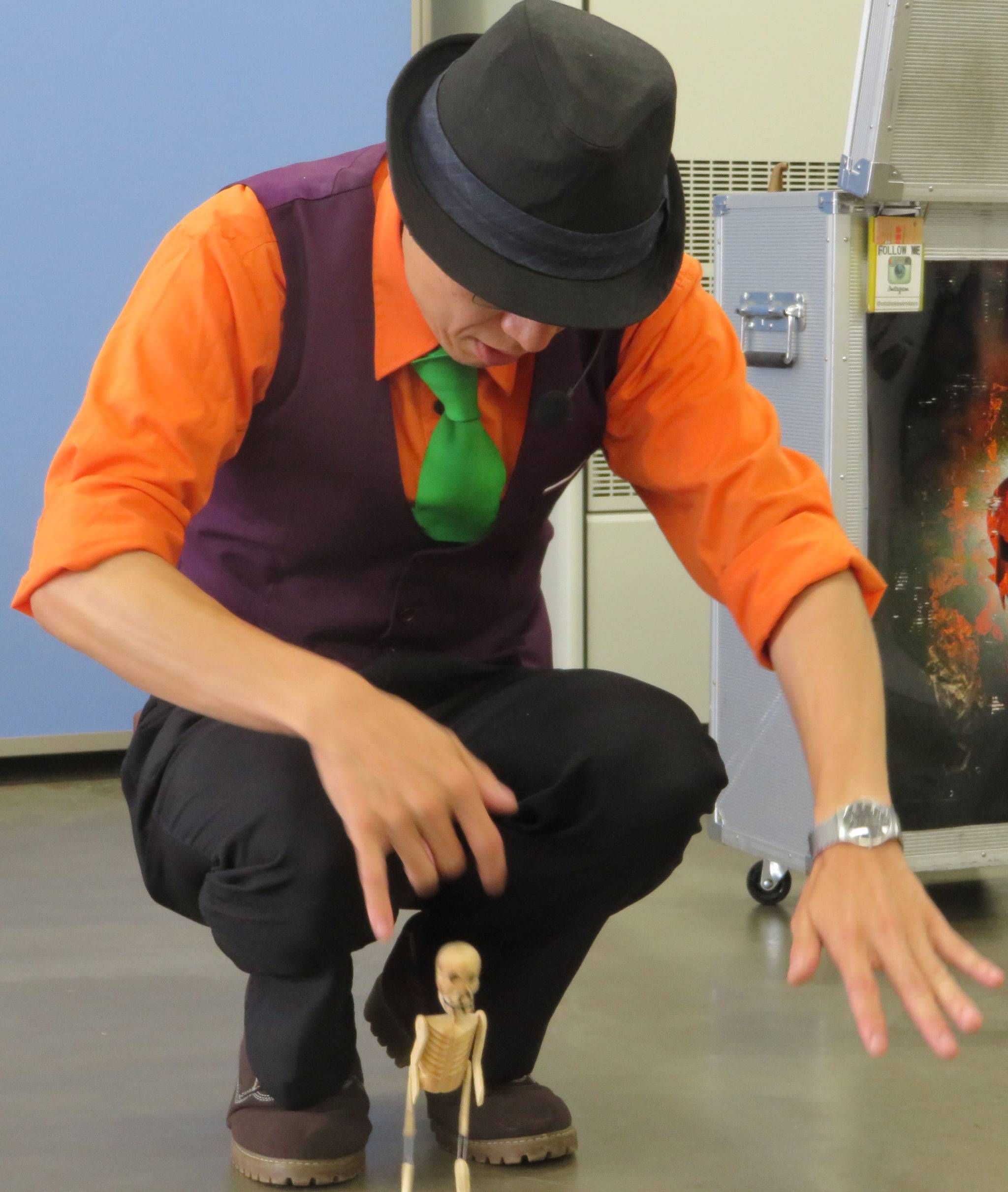 小さな操り人形を操つる