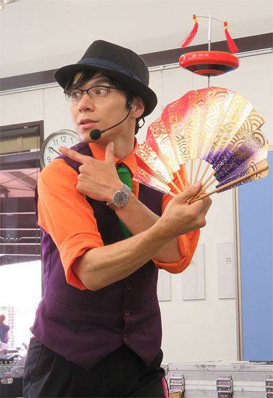 扇の上でコマ回し