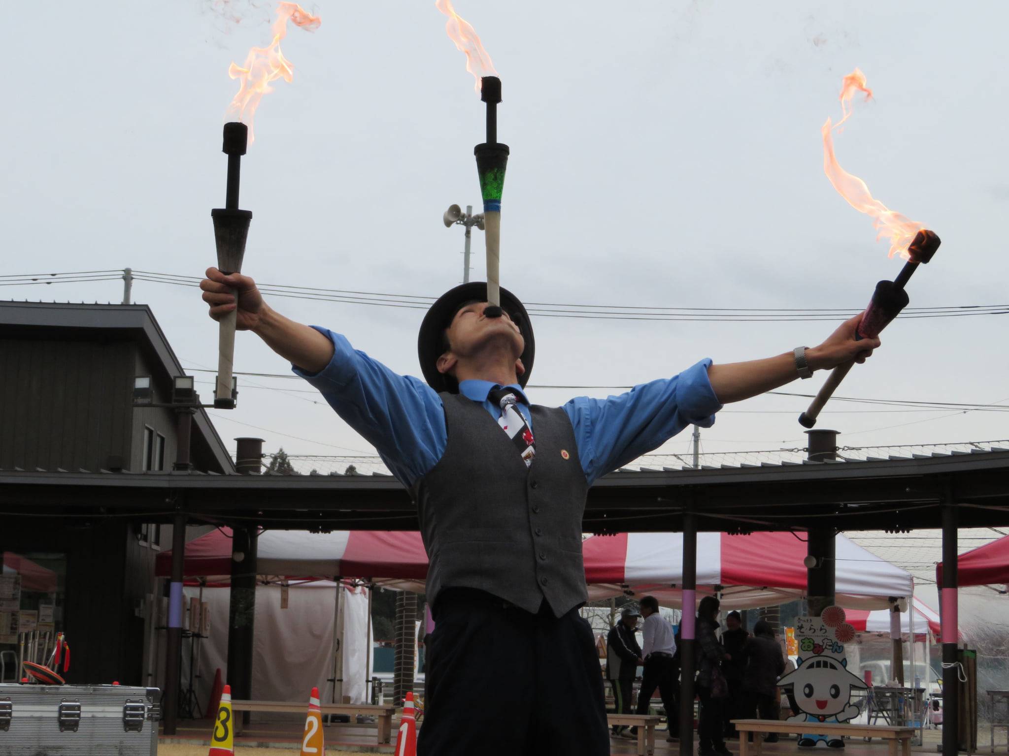 火のついたスティックをジャグリング