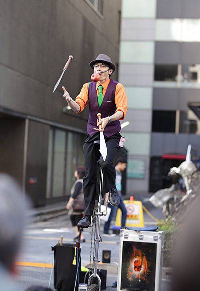 一輪車の上でジャグリング2