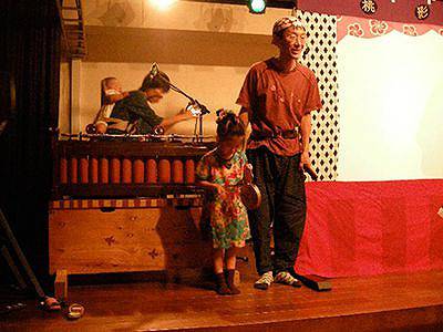 ホケキョ影絵芝居の影絵人形遣い