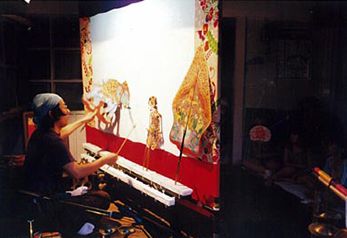 けらら姫と大食い象のガジャを実演するホケキョ影絵芝居