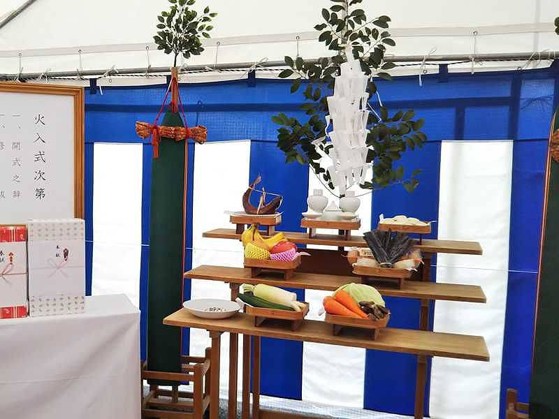 竣工式で祭壇を設営