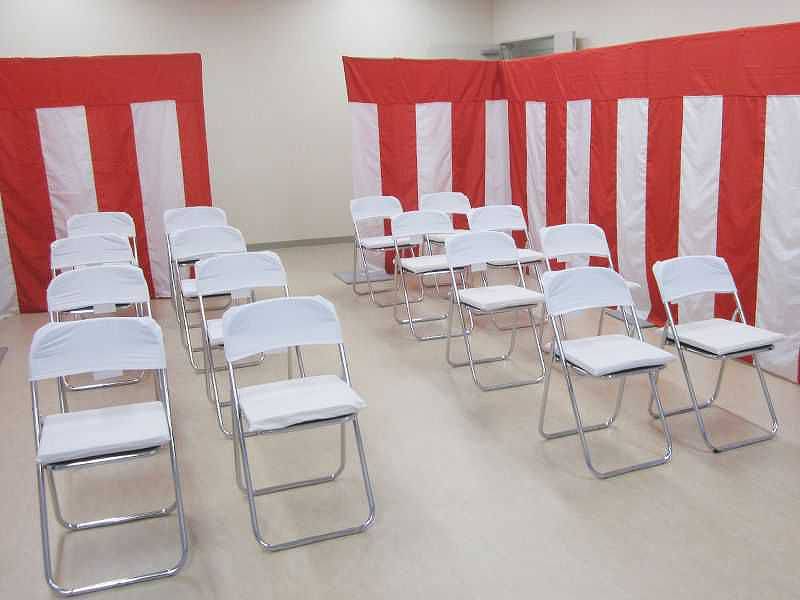 竣工式場の椅子