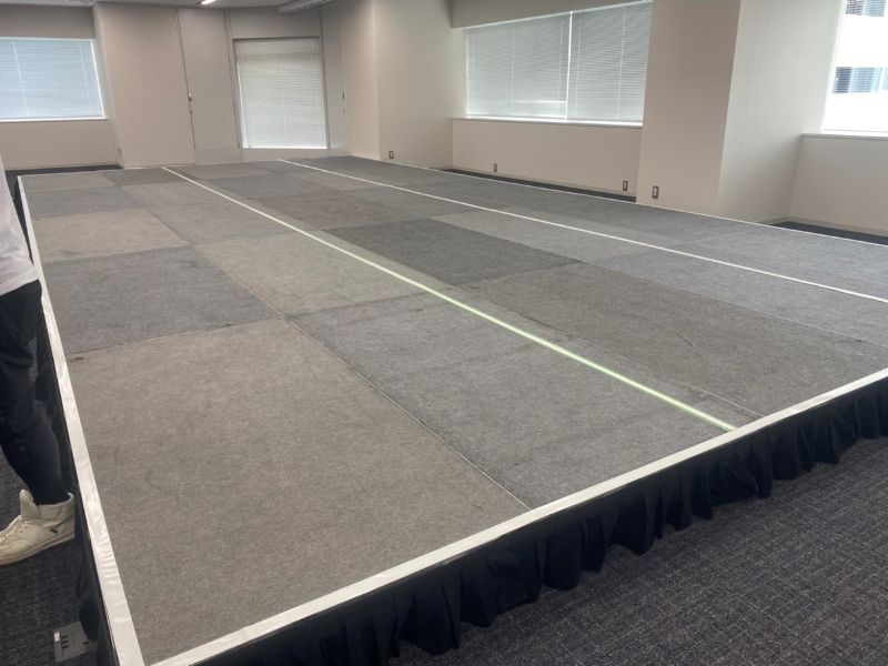 株主総会でステージを設営