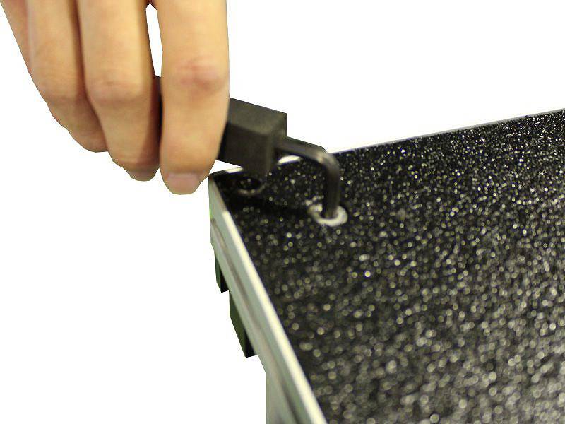 8.留め具を六角レンチで固定します