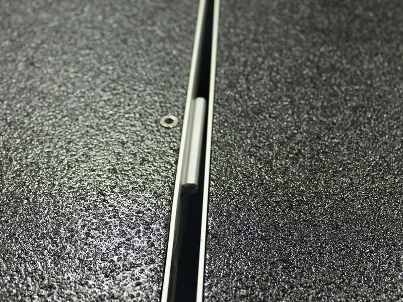 11.しっかり留め具が溝にはまっていることを確認します