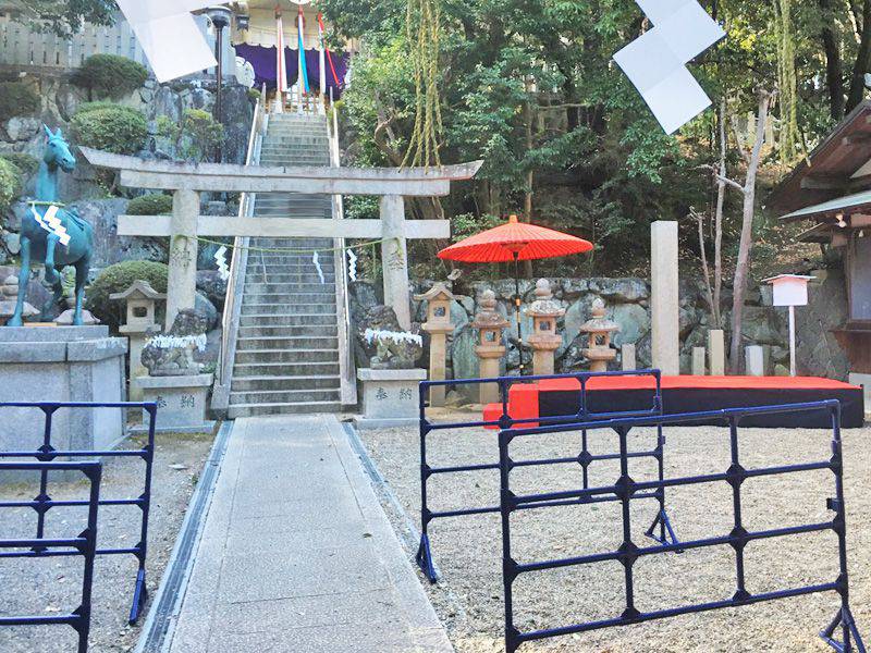 お寺イベントにて交通整理 プラスチックフェンス使用風景