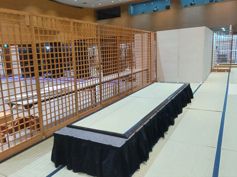 テーブルシーツの設営