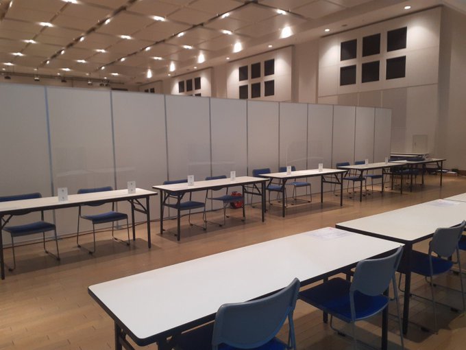 会議用ホワイトテーブル(キャスター付き) 現場写真