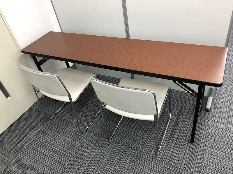 会議用デコラテーブル スタッキングチェアとの使用イメージ