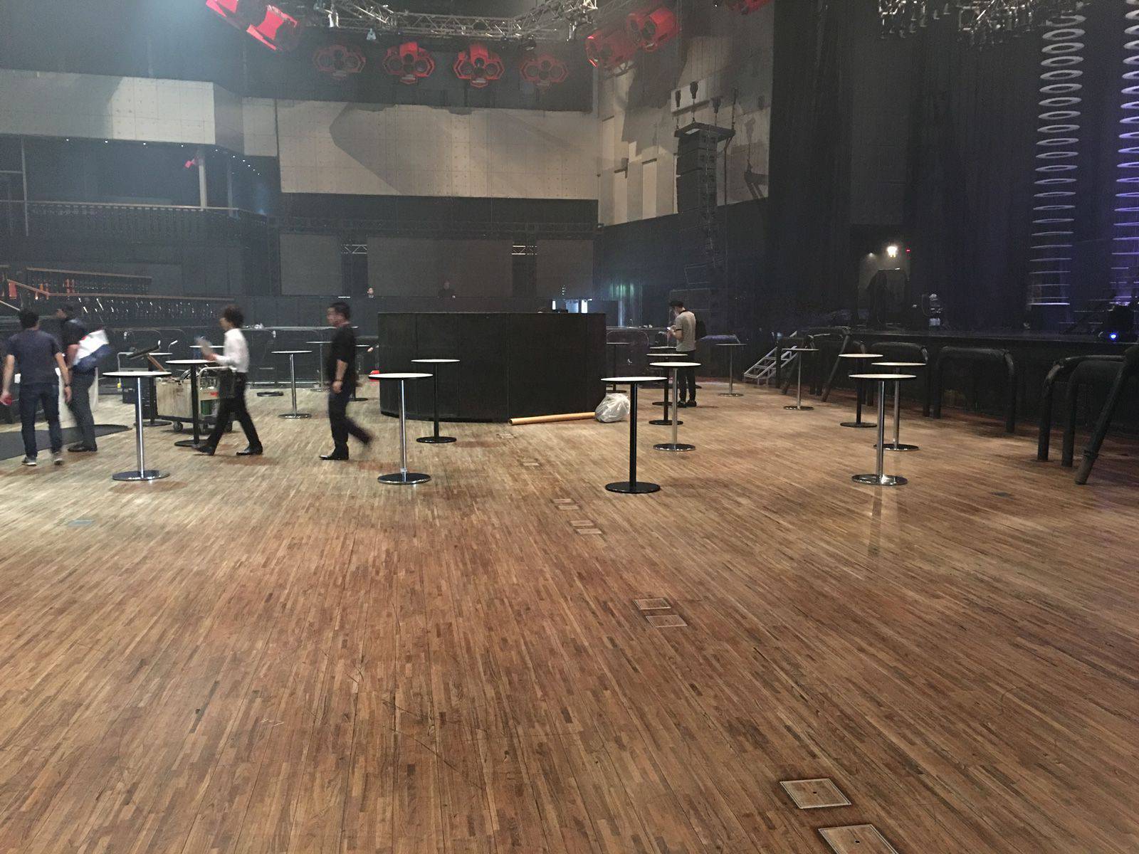 表彰式 音響機材と、観覧席
