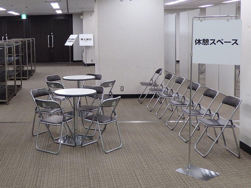 展示会 スタッキング式丸テーブル準備風景