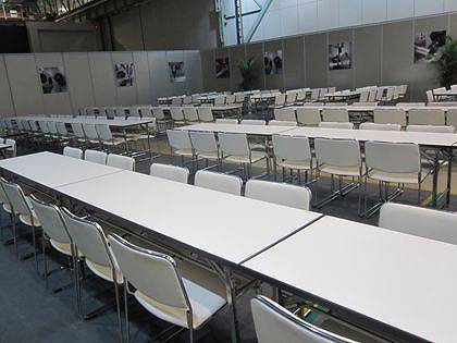 会議用ホワイトテーブル 会議での写真