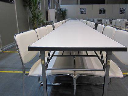 会議用ホワイトテーブル 使用風景