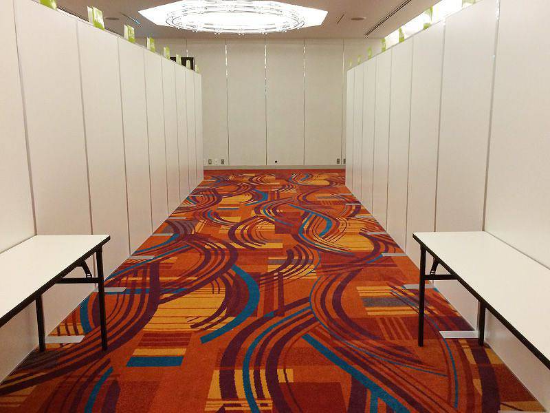 シンポジウム展 会議用ホワイトテーブル設営