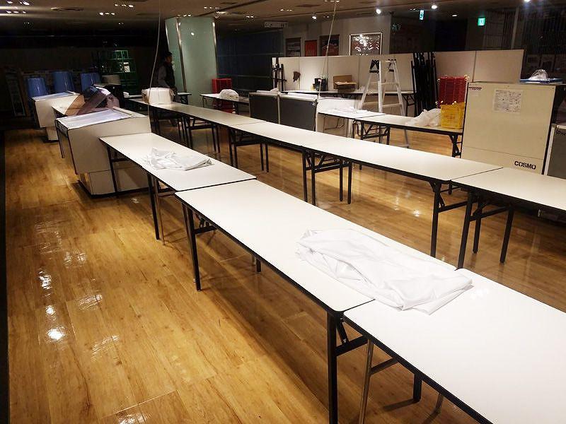 物産展で会議用ホワイトテーブルを使用