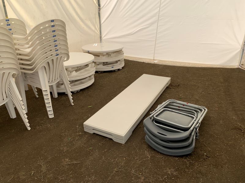 テーブルや椅子も納品してきました