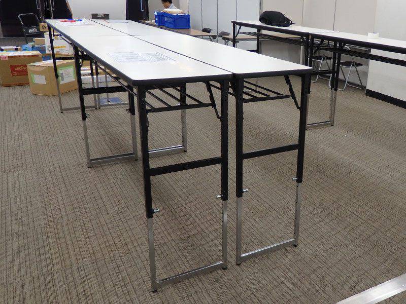 展示会 脚伸縮テーブル 準備風景