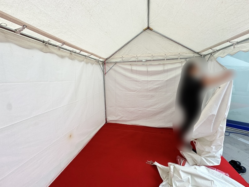 お祭り 3坪テントで横幕をつける様子